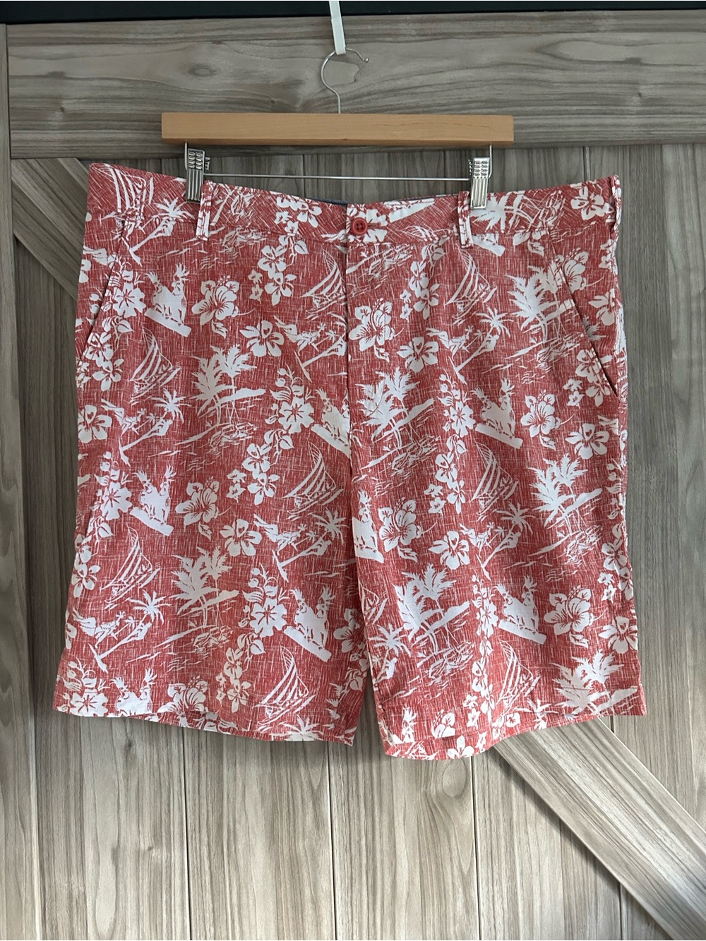 IZOD Saltwater Men’s Printed Chino Shorts Sz 40 Tropical Hawaiian Floral Red